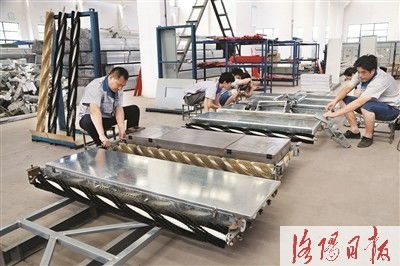 洛阳迎春电器公司成功自主研发光伏组件清洗机器人